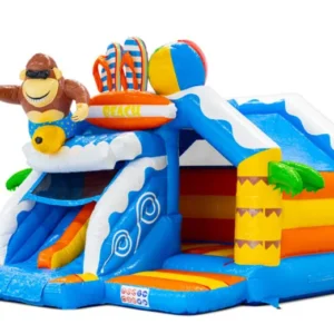 Springkussen met aap, surfboards en glijbaan in zomers strandthema – te huur bij Feest Verhuur XL